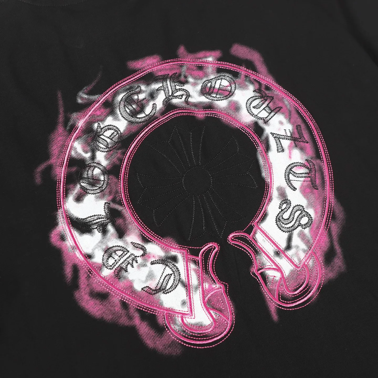 🅿️190 COME HEARTSCH/Cro Heart Purple Horseshoe Printed Embroidered Short Sleeve T-shirt Uses direct injection imported machine printing hardware and accessories, all custom-made, embroidery➕printing design Correctly configured black 2025 packaging 280 grams custom-dyed double yarn cotton version Large, loose and stylish Differentiated from the low version, slim and long version, upper body pulls the hips, correct high-density main mark, washed tag, hand-sewn Color: Black/White Size: XS-L